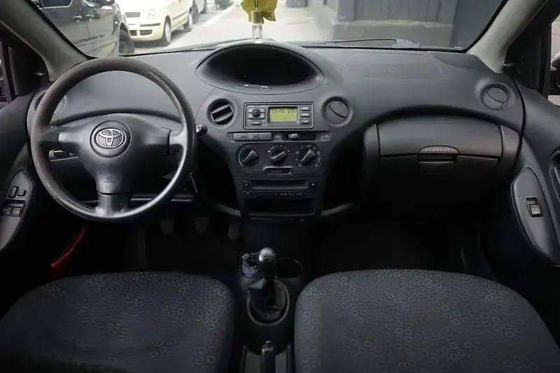 Usata Toyota Yaris Sol 65 CV (47 kW) 2003 Blu scuro Utilitaria