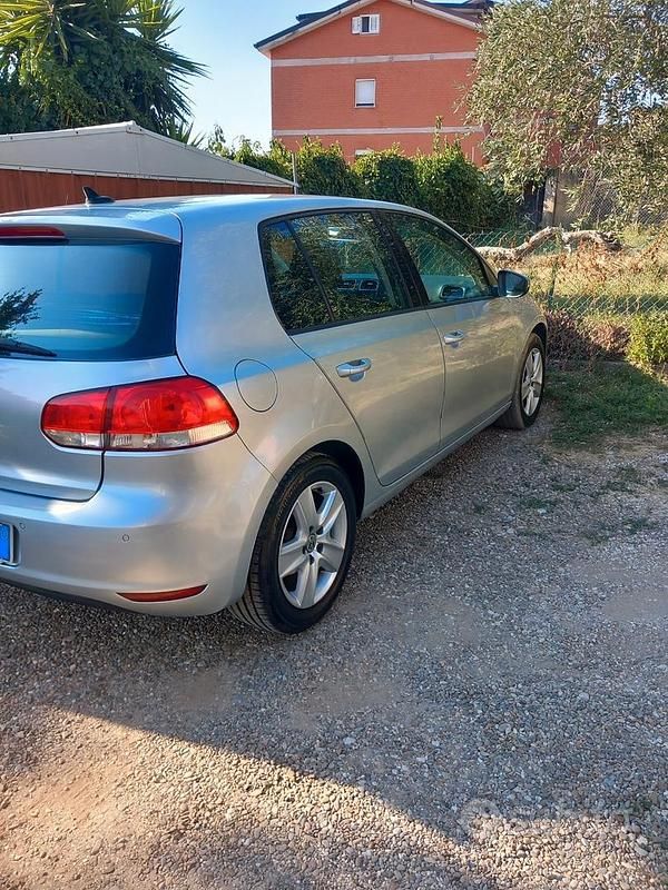 Grigio Usata 2010 VW Golf VI Tre volumi | 3900 € (Buon prezzo) - Immagine 1/4