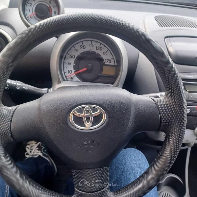 Usata Toyota Aygo 68 CV (50 kW) 2011 Argento Utilitaria