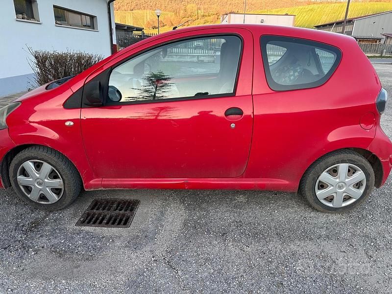 Usata Toyota Aygo 68 CV (50 kW) 2010 Rosso Utilitaria