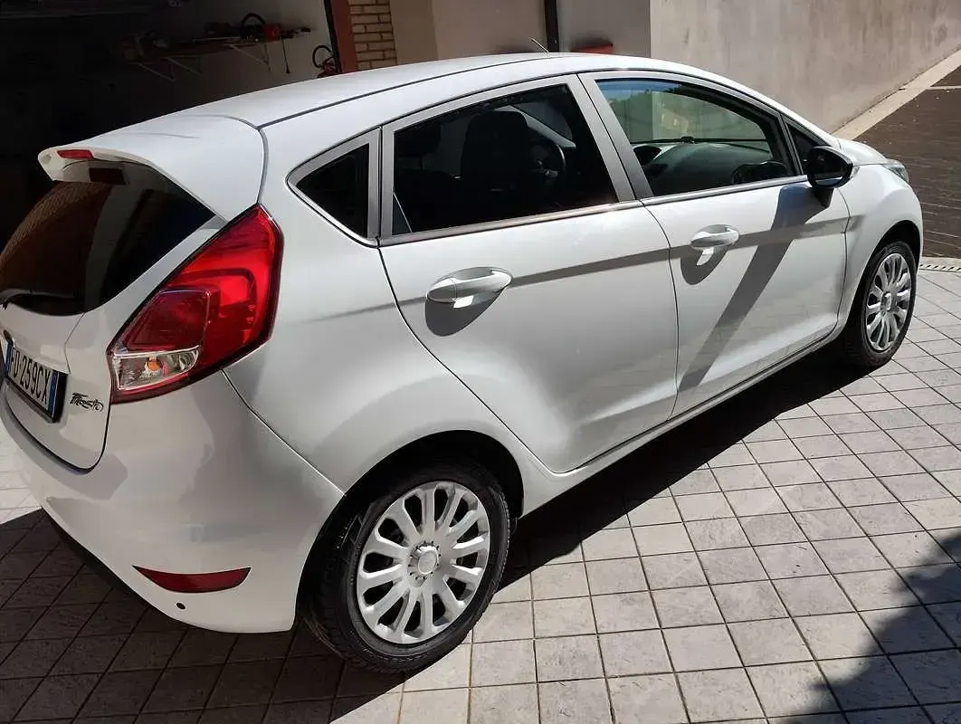 Usata Ford Fiesta 60 CV (44 kW) 2016 Bianco Utilitaria