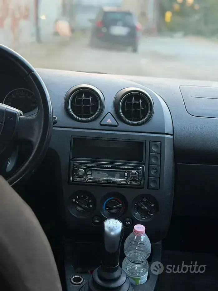 Second-hand Ford Fiesta 75 CP (55 kW) 2004 Hatchback
