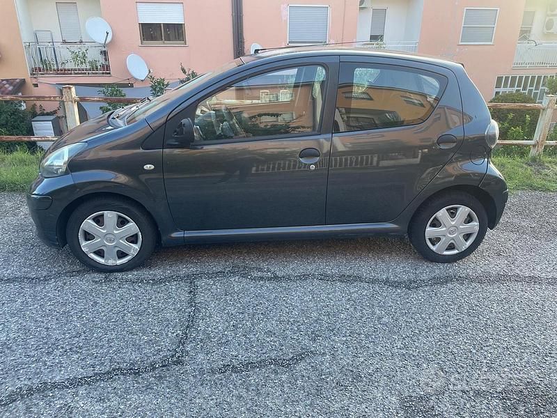 Usata Toyota Aygo 68 CV (50 kW) 2009 Grigio Utilitaria