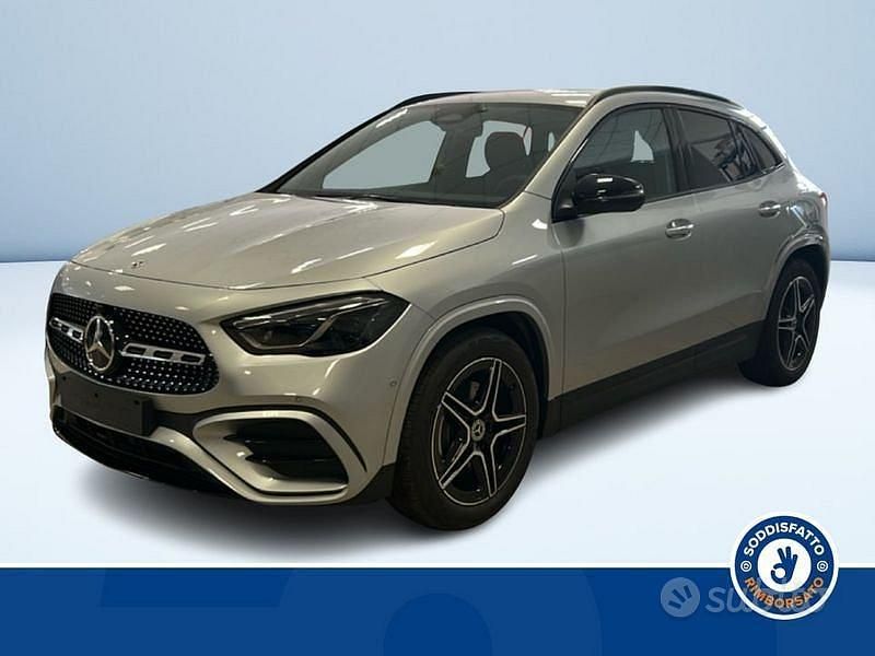 Grigio Nuova 2025 Mercedes GLA200 AMG line SUV | 47.050 € (Buon prezzo) - Immagine 1/3