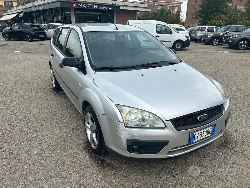 Begagnad Ford Focus S 90 HK (66 kW) 2005 Grå Kombi