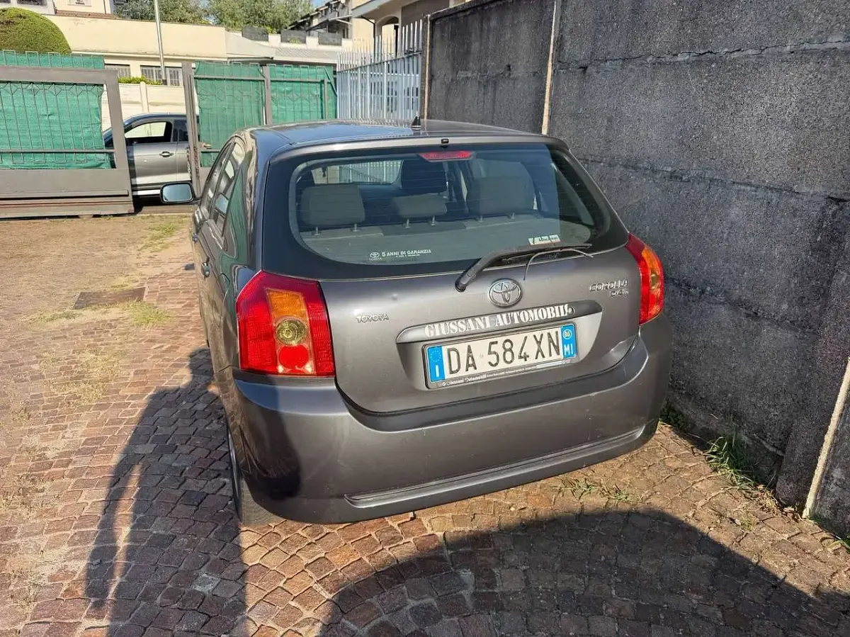 Usata Toyota Corolla 90 CV (66 kW) 2006 Grigio Berlina