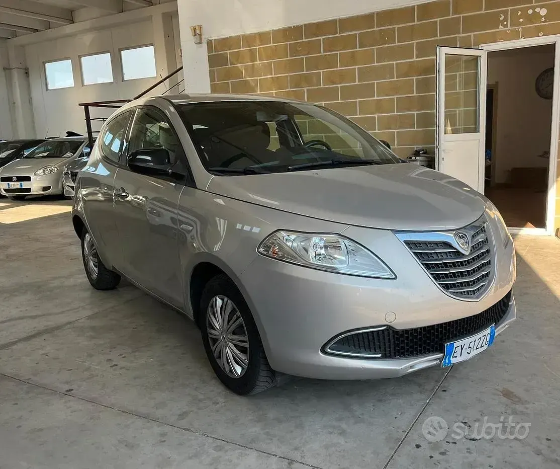 Usata Lancia Ypsilon Gold 69 CV (50 kW) 2015 Grigio Utilitaria