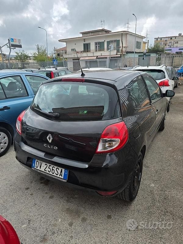 Usata Renault Clio III LE 75 CV (55 kW) 2009 Nero Utilitaria