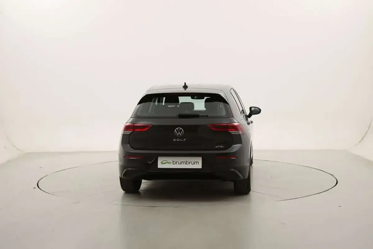 Usata VW Golf VIII Life 131 CV (96 kW) 2023 Grigio Berlina