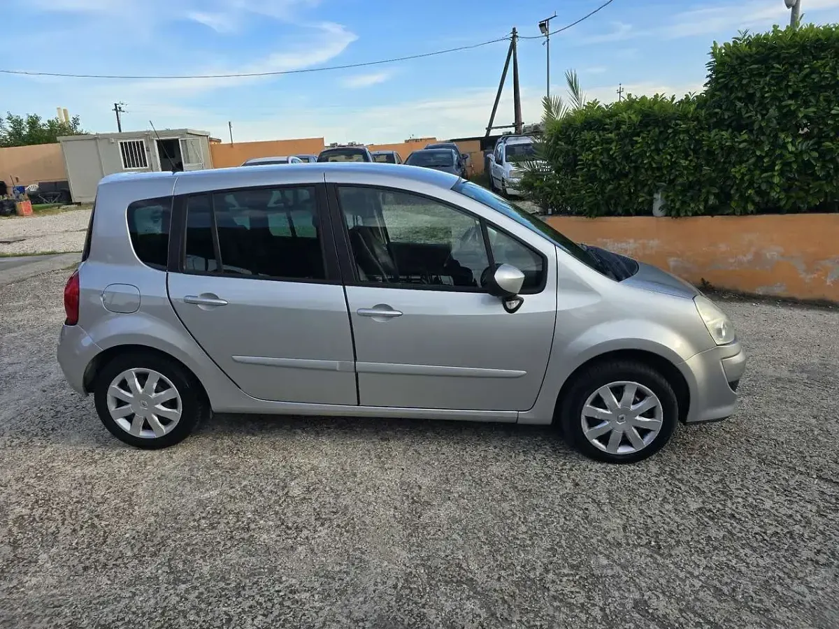 Usata Renault Grand Modus 101 CV (74 kW) 2011 Argento Monovolume