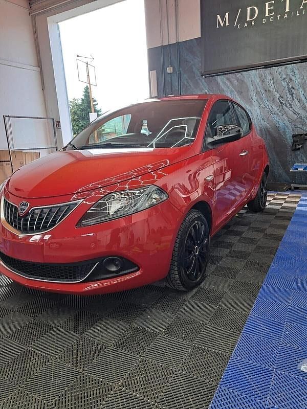 Usata Lancia Ypsilon Silver 69 CV (50 kW) 2021 Rosso Utilitaria