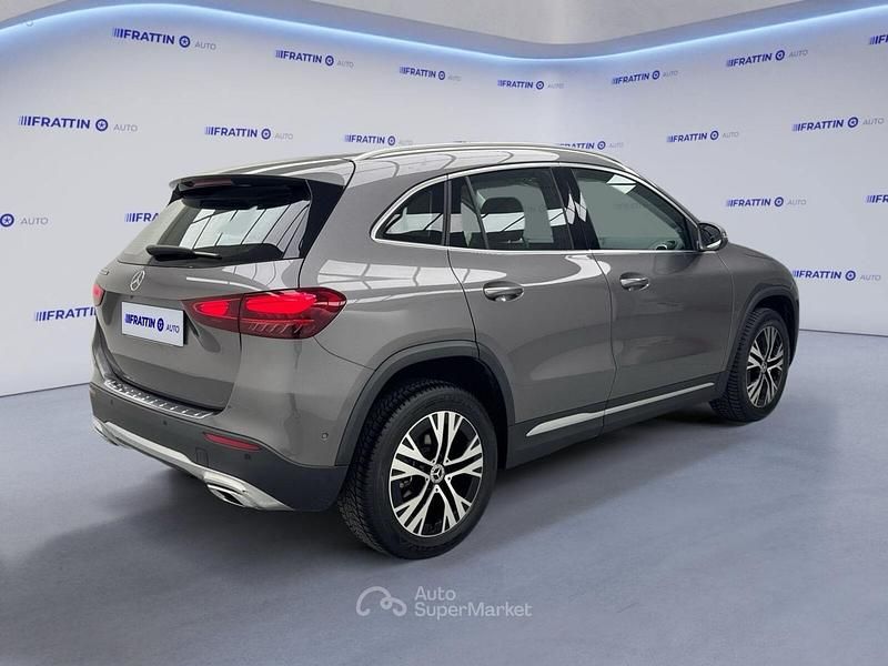Käytetty Mercedes GLA200 Advanced 150 HP (110 kW) 2023 Harmaa Katumaasturi
