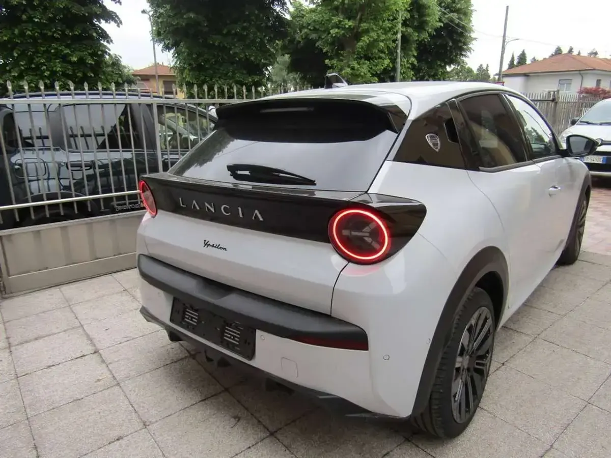Nuova Lancia Ypsilon 110 CV (80 kW) 2025 Bianco Utilitaria