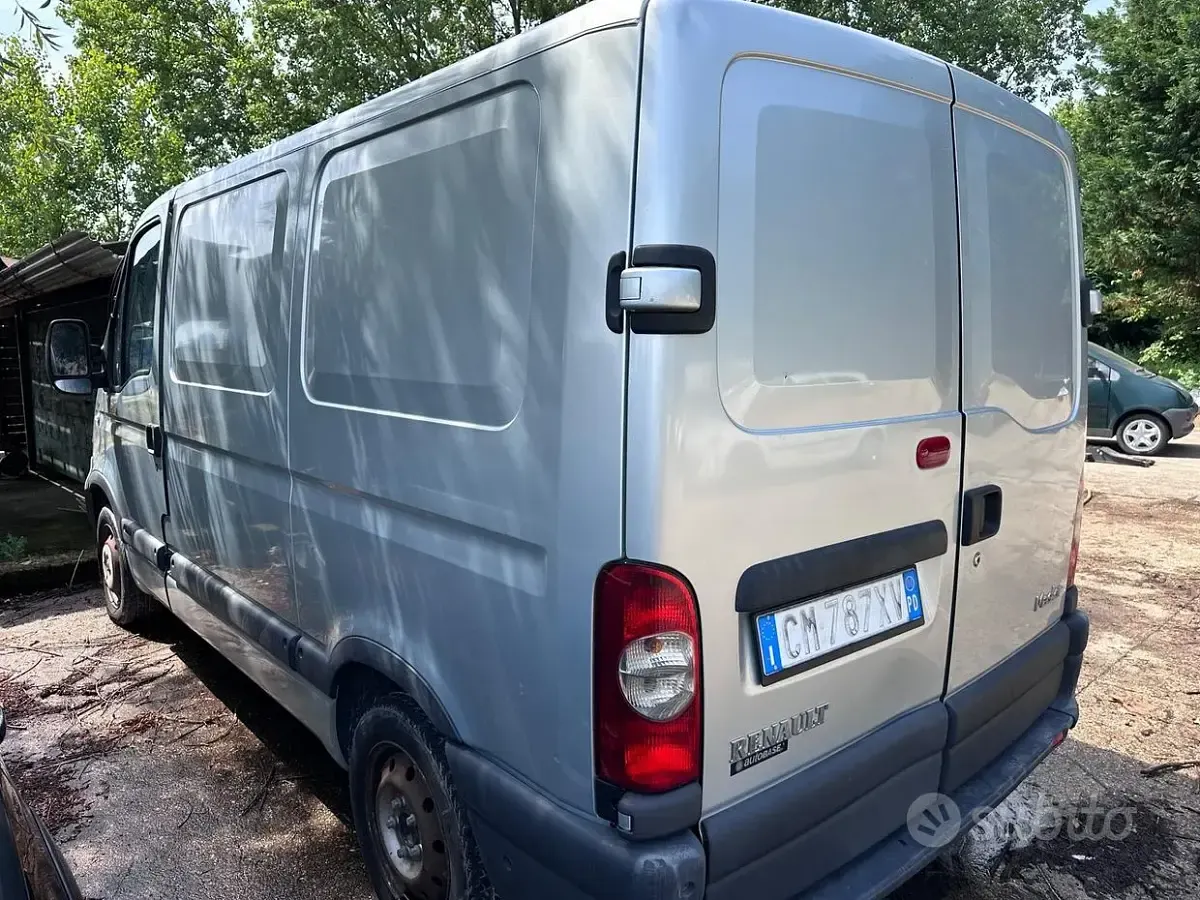 Usata Renault Master T28 135 CV (99 kW) 2005 Grigio Monovolume