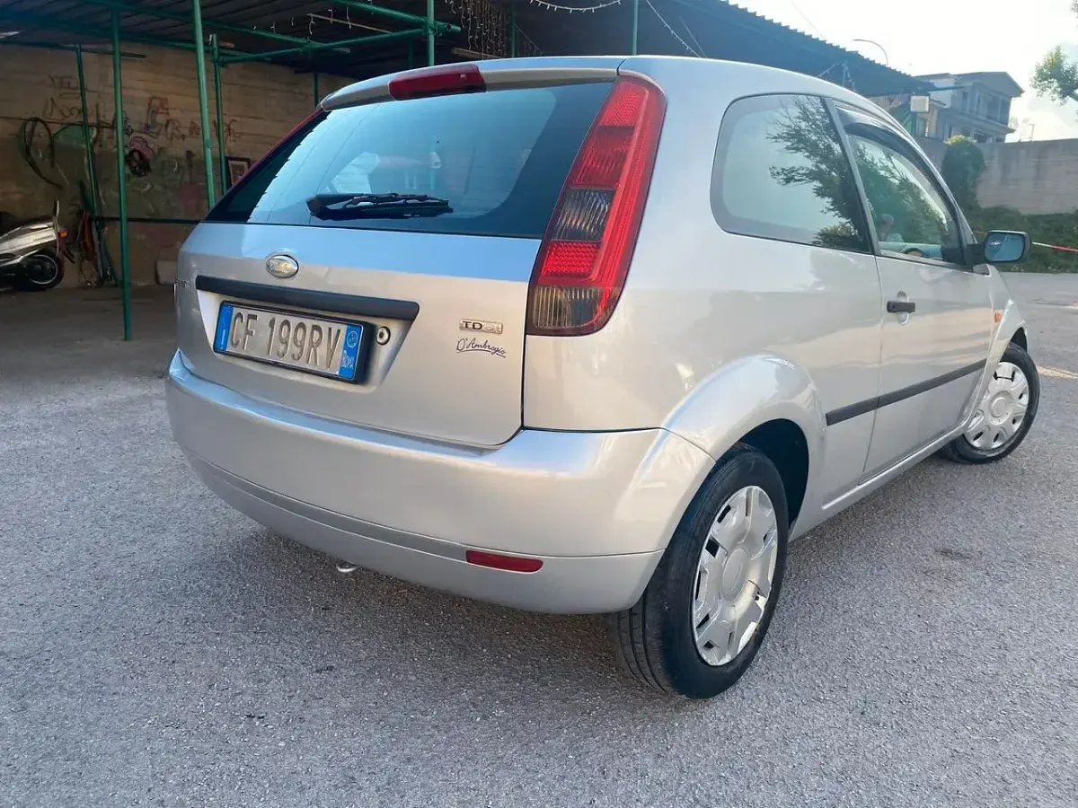 Usata Ford Fiesta 68 CV (50 kW) 2004 Argento Utilitaria