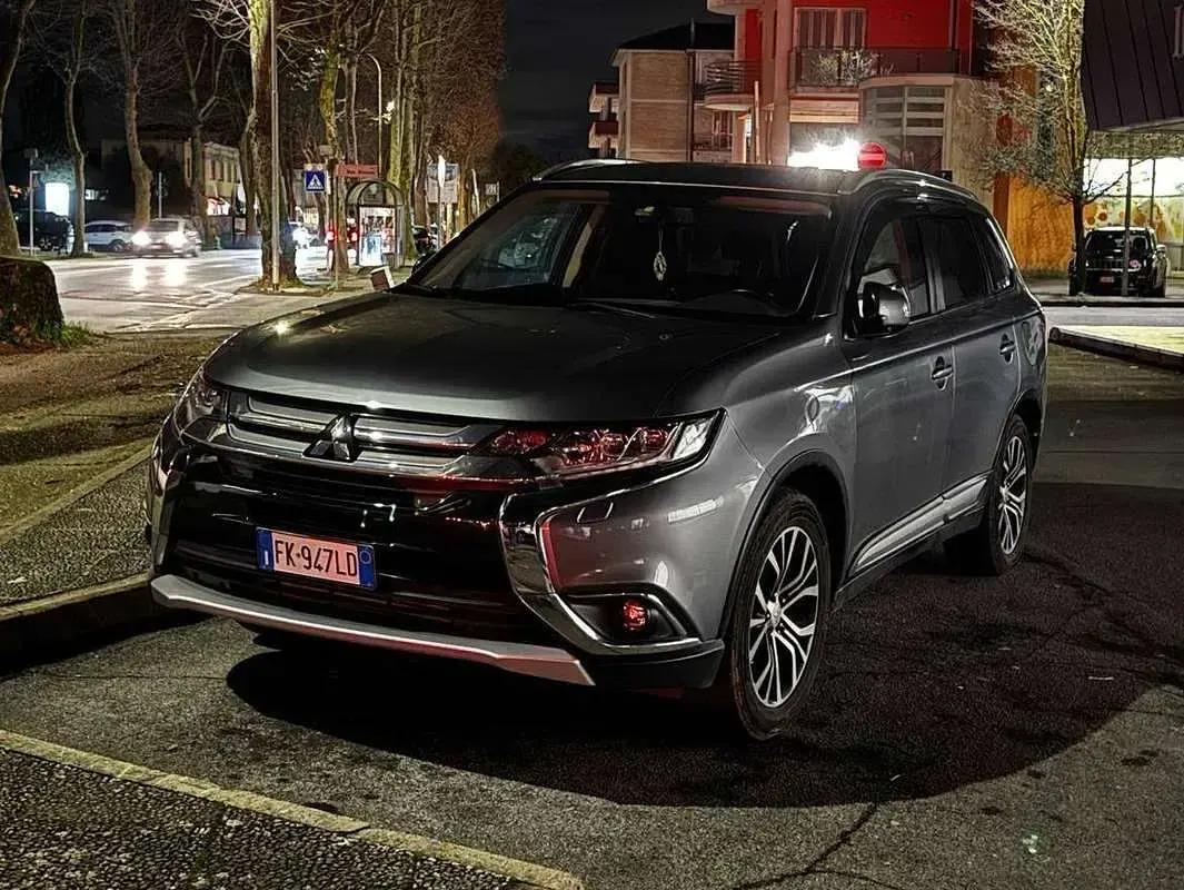 Usata Mitsubishi Outlander 150 CV (110 kW) 2017 Grigio SUV