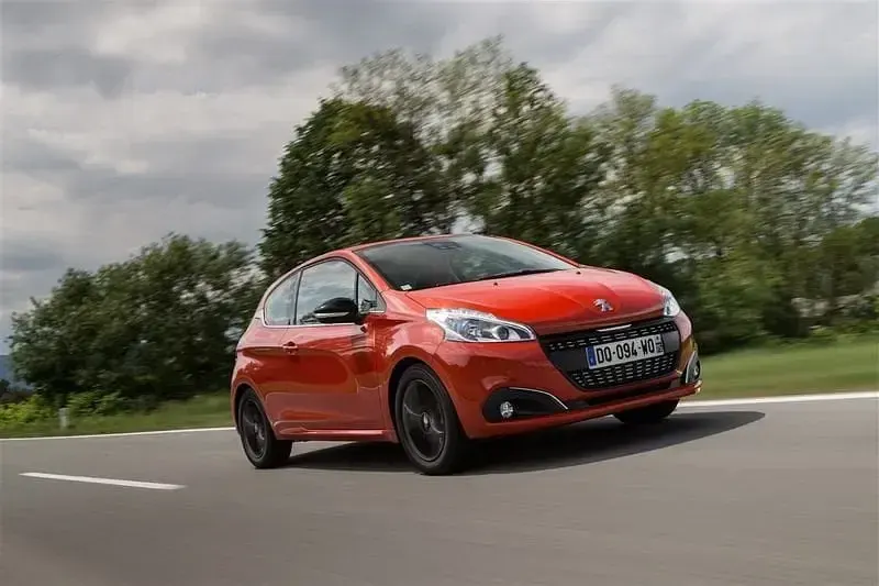 Usata Peugeot 208 Active 102 CV (75 kW) 2019 Bianco Utilitaria