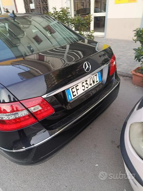 Usata Mercedes E220 170 CV (125 kW) 2011 Nero Berlina