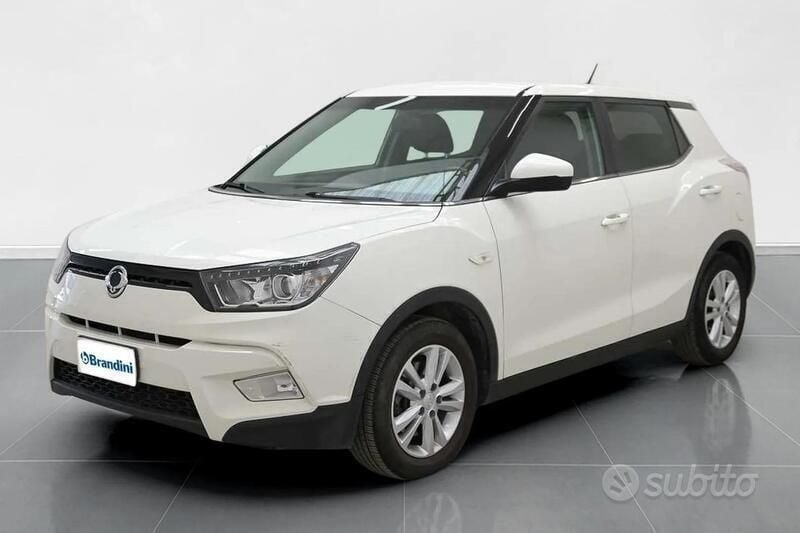 Rosso Usata 2017 Ssangyong / KGM Tivoli SUV | 9500 € (Ottimo prezzo) - Immagine 1/4