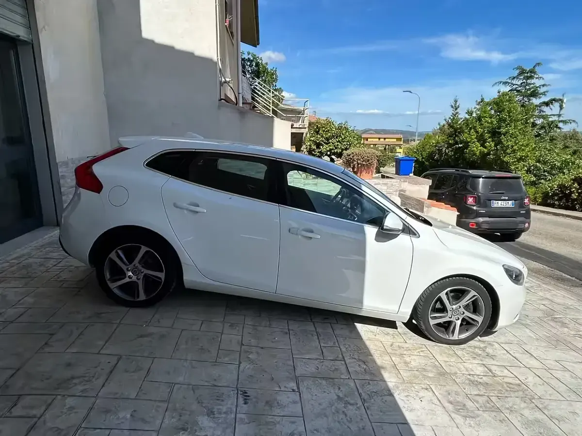 Usata Volvo V40 120 CV (88 kW) 2016 Bianco Berlina