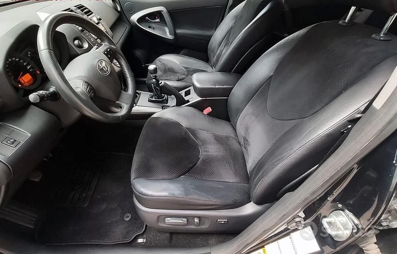 Usata Toyota RAV4 Lounge 150 CV (110 kW) 2011 Blu SUV