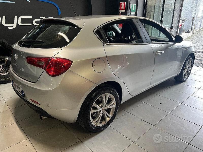 Usata Alfa Romeo Giulietta Distinctive 170 CV (125 kW) 2011 Grigio Utilitaria