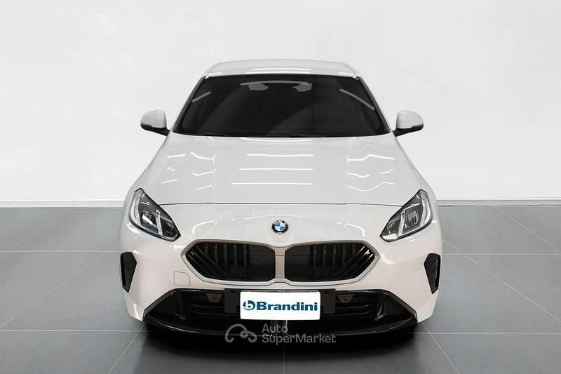 Nuova BMW 118 150 CV (110 kW) 2025 Alpin white pastello Utilitaria