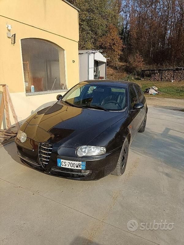 Nero Usata 2005 Alfa Romeo 147 Distinctive Utilitaria | 1650 € (Super prezzo) - Immagine 1/4