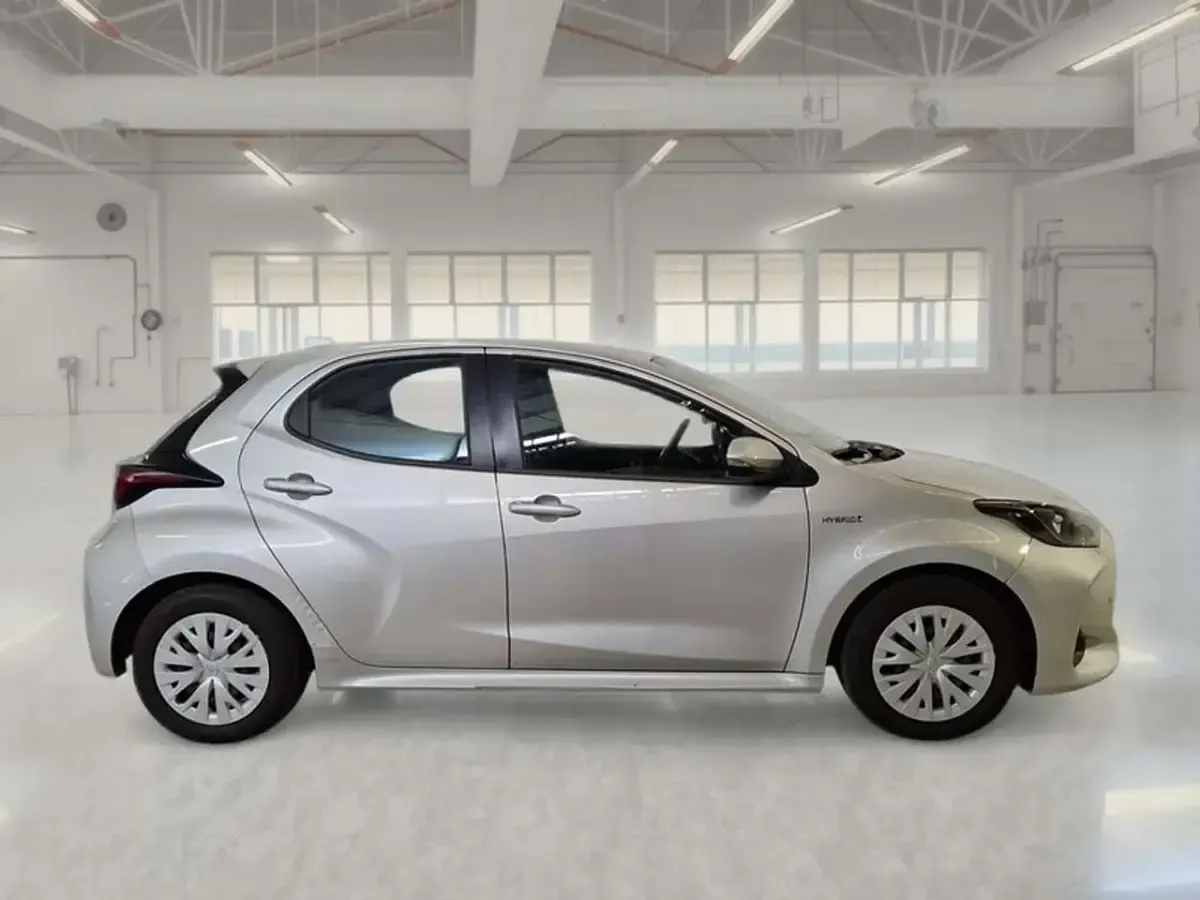 Usata Toyota Yaris Hybrid Business Edition 92 CV (67 kW) 2021 Grigio Berlina