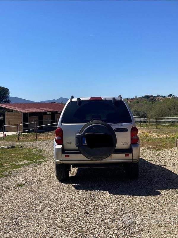 Usata Jeep Cherokee 116 CV (85 kW) 2005 Grigio SUV