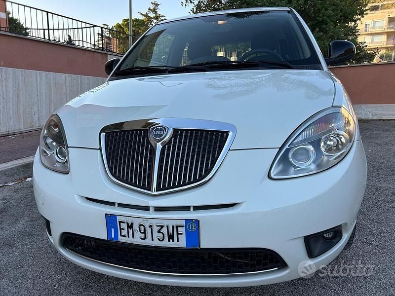 Usata Lancia Ypsilon 75 CV (55 kW) 2012 Bianco Utilitaria
