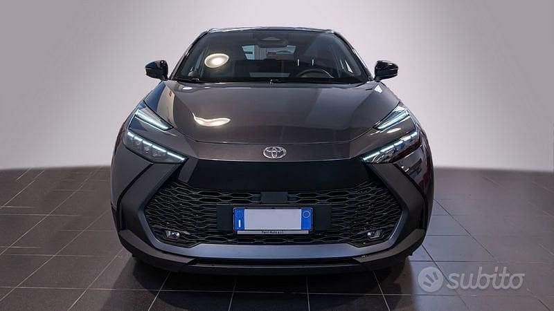 Usata Toyota C-HR Trend 197 CV (144 kW) 2024 Grigio scuro SUV