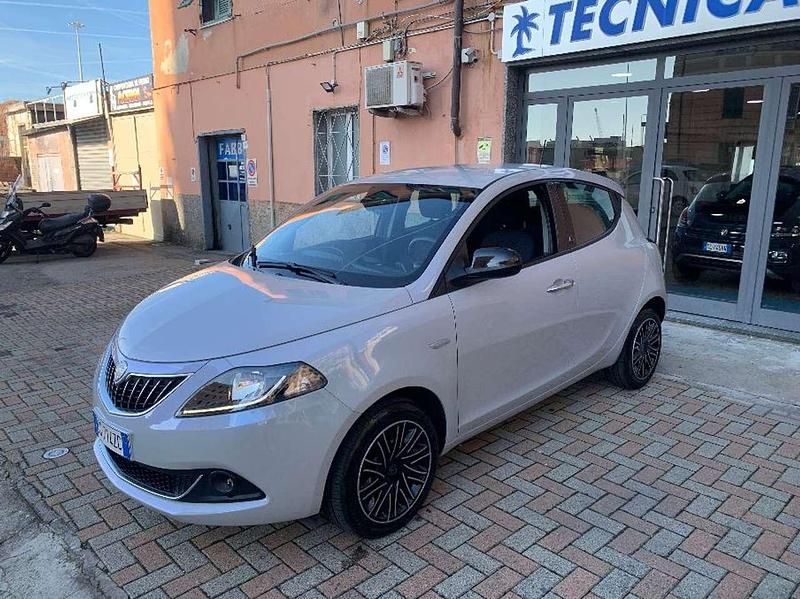 Usata Lancia Ypsilon Gold 69 CV (50 kW) 2021 Grigio Utilitaria