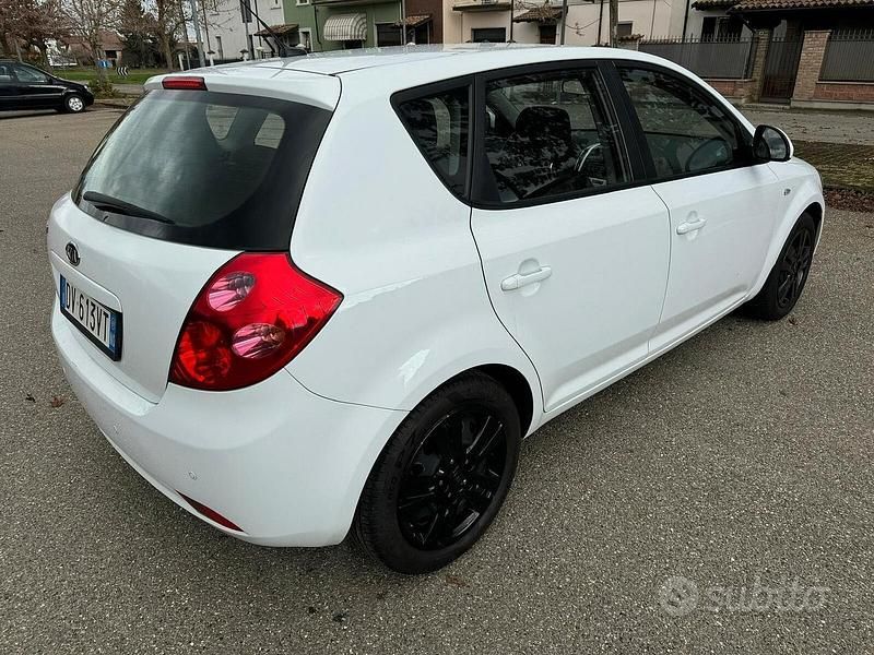 Usata Kia Ceed EX 109 CV (80 kW) 2009 Bianco Utilitaria