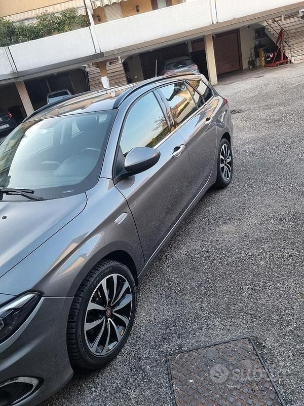 Usata Fiat Tipo 120 CV (88 kW) 2018 Grigio Station wagon