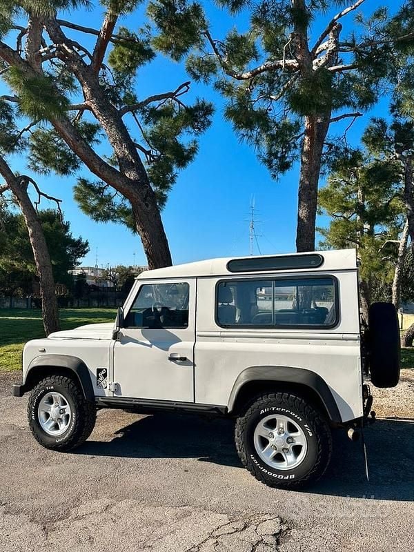Usata Land Rover Defender SE 68 CV (50 kW) 2008 Bianco Station wagon