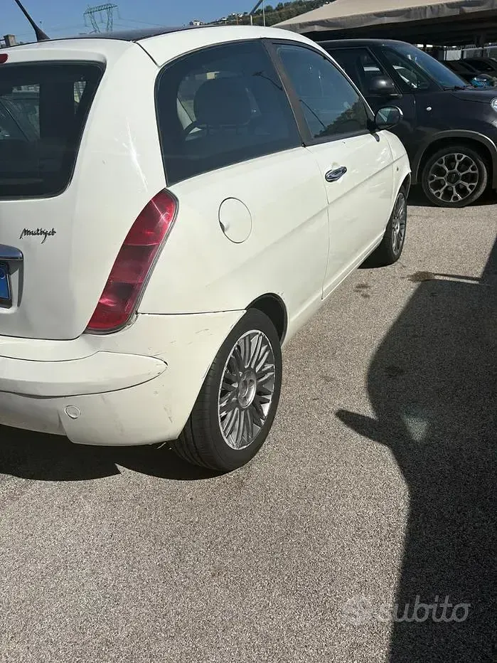 Usata Lancia Ypsilon 69 CV (50 kW) 2004 Bianco Utilitaria
