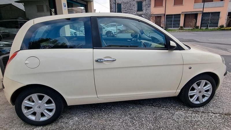 Usata Lancia Ypsilon 60 CV (44 kW) 2005 Beige Utilitaria