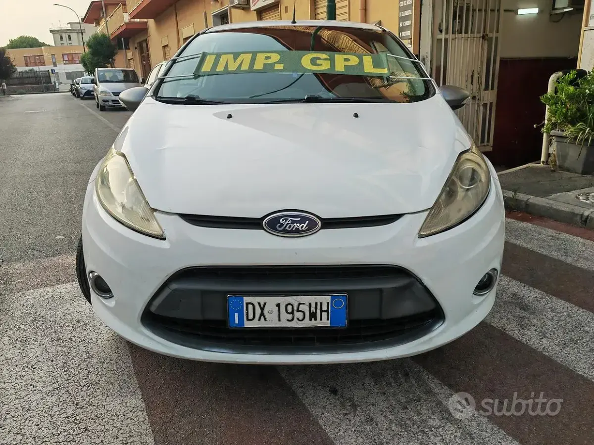 Usata Ford Fiesta Titanium 97 CV (71 kW) 2009 Bianco Berlina