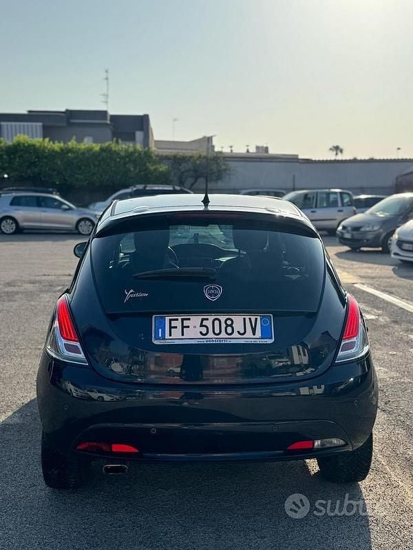 Usata Lancia Ypsilon 60 CV (44 kW) 2016 Blu Utilitaria