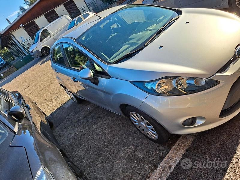 Grigio Usata 2014 Ford Fiesta | 6500 € (Buon prezzo) - Immagine 1/2