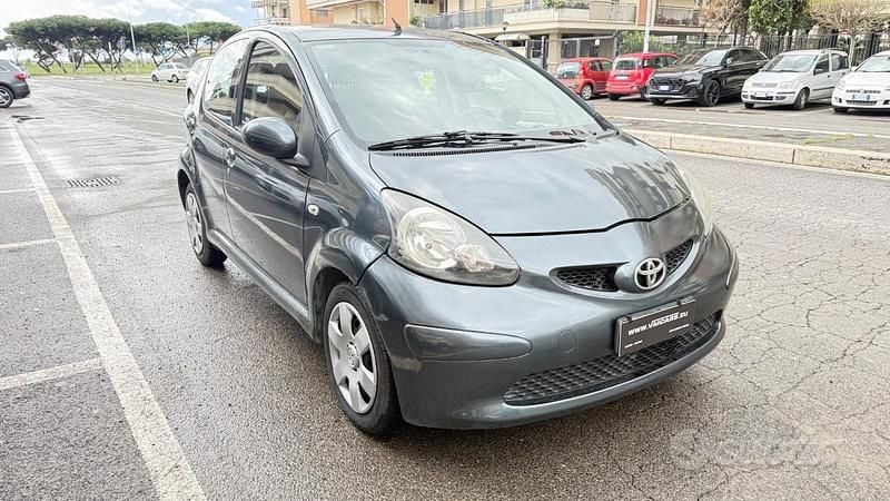 Usata Toyota Aygo Sol 68 CV (50 kW) 2006 Grigio Utilitaria
