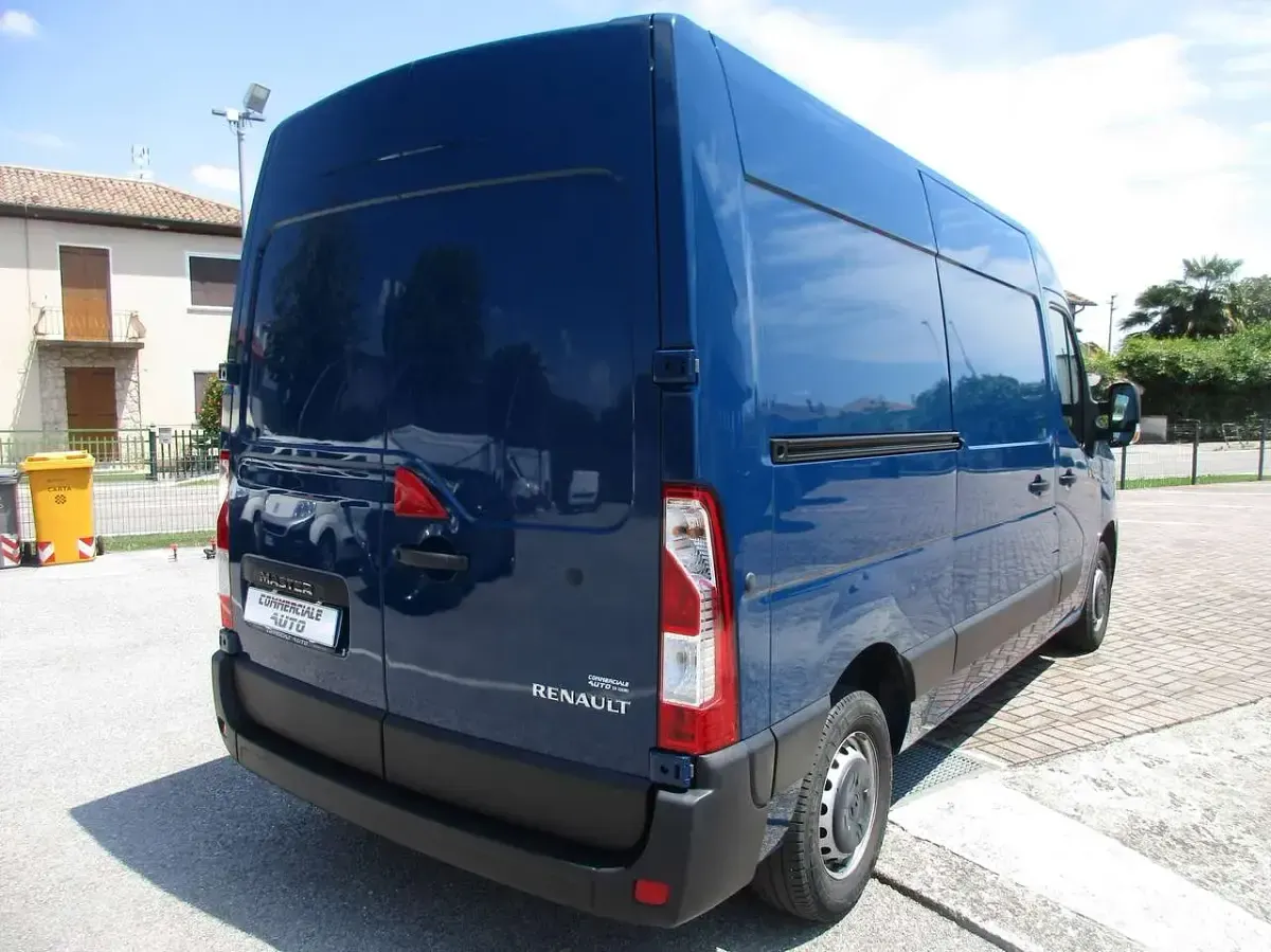 Usata Renault Master 136 CV (100 kW) 2023 Blu/azzurro Monovolume