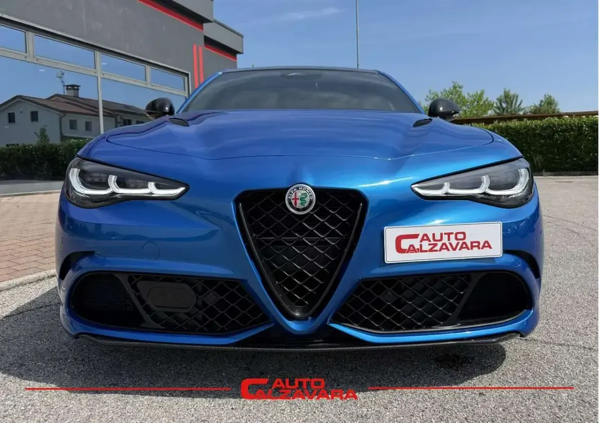 Nuova Alfa Romeo Giulia Quadrifoglio 519 CV (381 kW) 2025 Blu misano Berlina