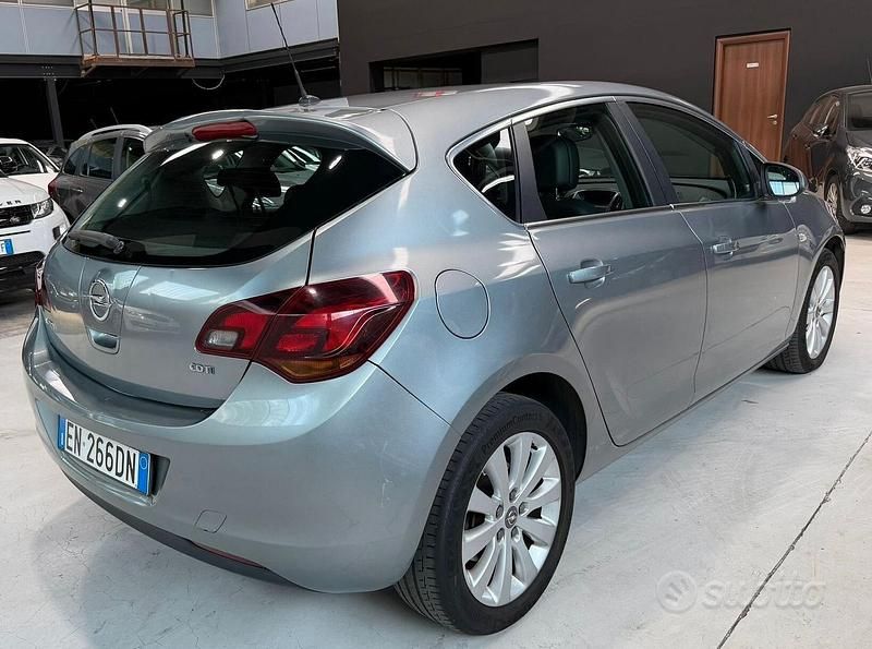 Usata Opel Astra 110 CV (80 kW) 2012 Grigio Berlina