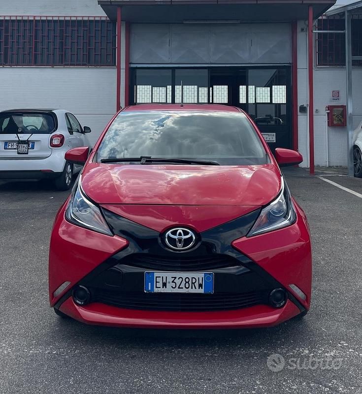 Usata Toyota Aygo X-play 69 CV (50 kW) 2015 Rosso Utilitaria