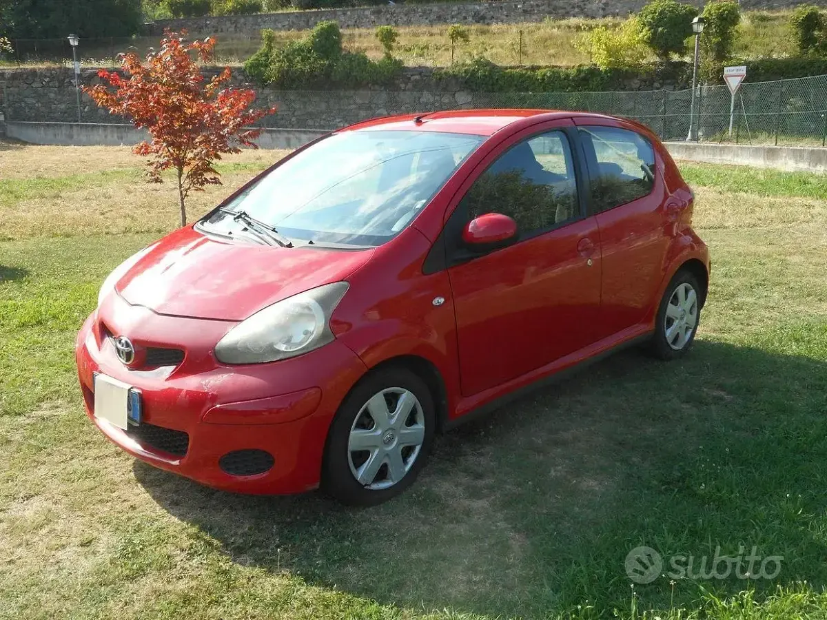 Usata Toyota Aygo 68 CV (50 kW) 2009 Rosso Utilitaria