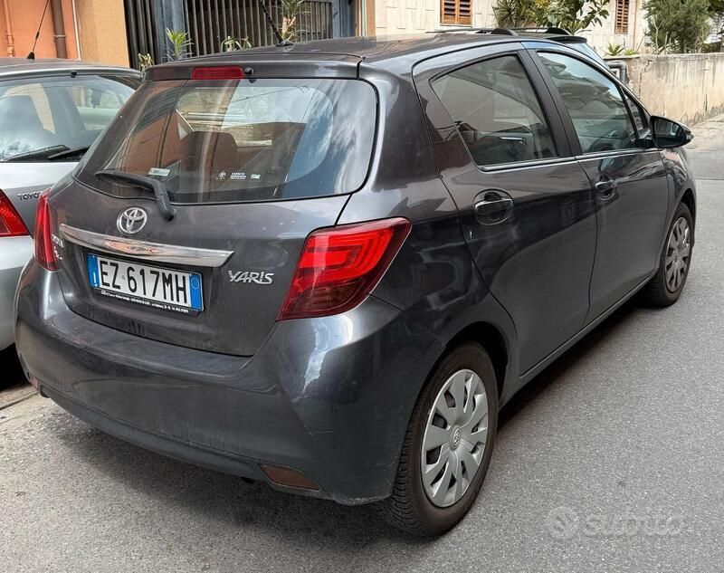 Usata Toyota Yaris 69 CV (50 kW) 2015 Grigio Berlina