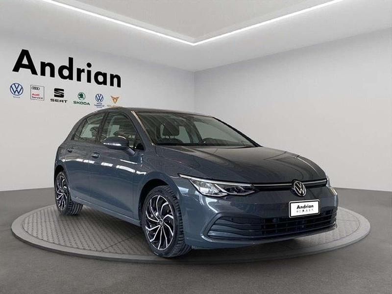 Usata VW Golf VIII Life 110 CV (80 kW) 2023 Grigio Utilitaria