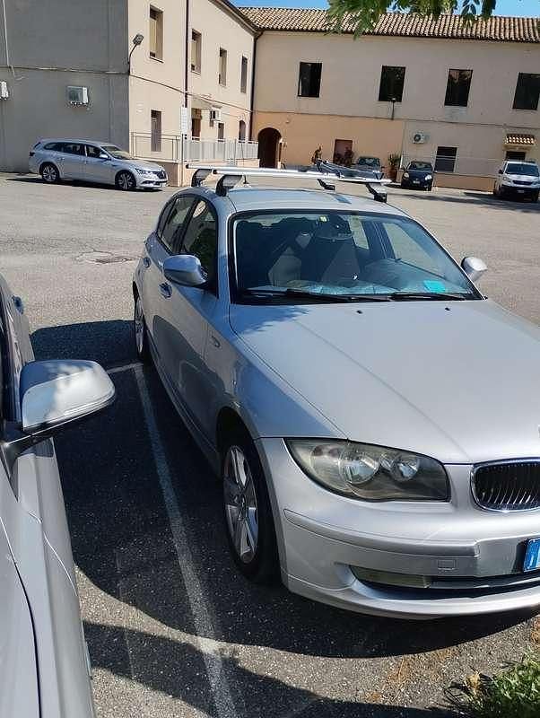 Argento Usata 2010 BMW 116 Comfort Edition Due volumi | 3000 € (Buon prezzo) - Immagine 1/4